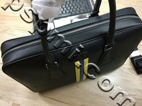 プラダバッグ側面デザイン